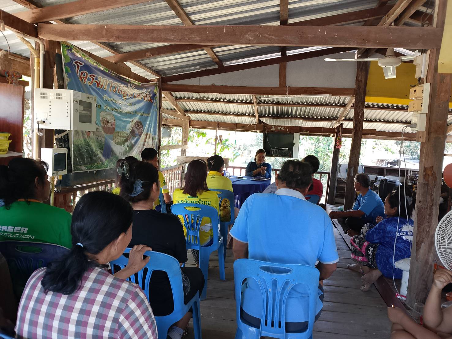 สพอ.จตรพักตรพิมาน ประชุมชี้แจงการดำเนินงานโครงการแก้ไขปัญหาความยากจน และกลุ่มออมทรัพย์เพื่อการผลิตในหมู่บ้าน กข.คจ.