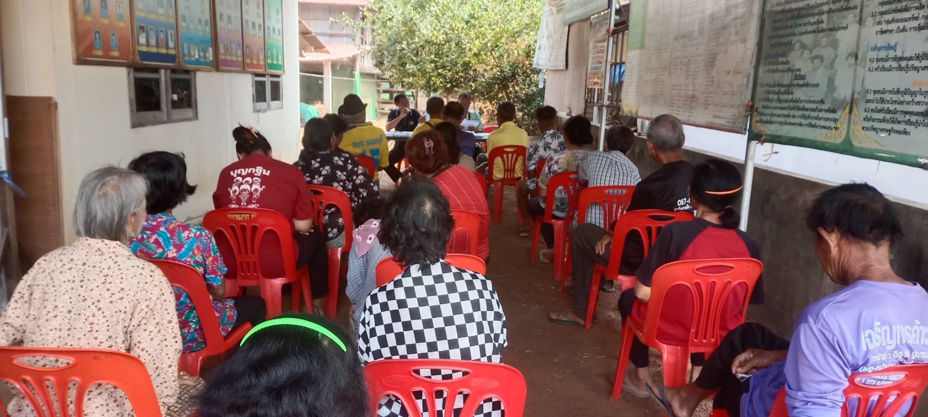 สพอ.จตรพักตรพิมาน ประชุมชี้แจงการดำเนินงานโครงการแก้ไขปัญหาความยากจน และกลุ่มออมทรัพย์เพื่อการผลิตในหมู่บ้าน กข.คจ.